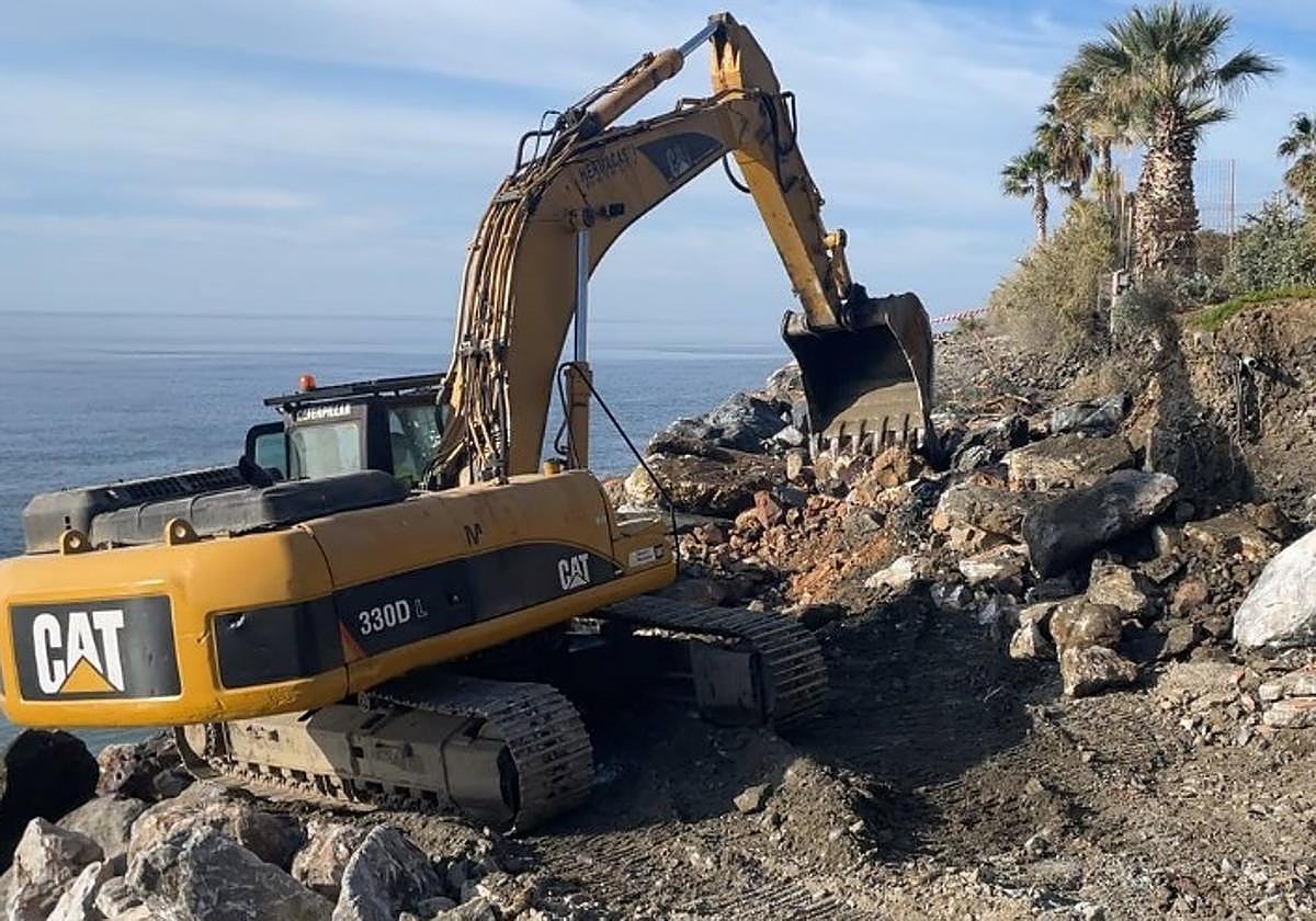 Obras en la escollera de Velilla.