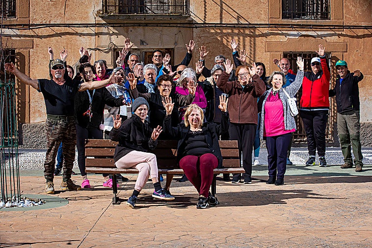 Vecinos de Gobernador junto a Saira y Lusi