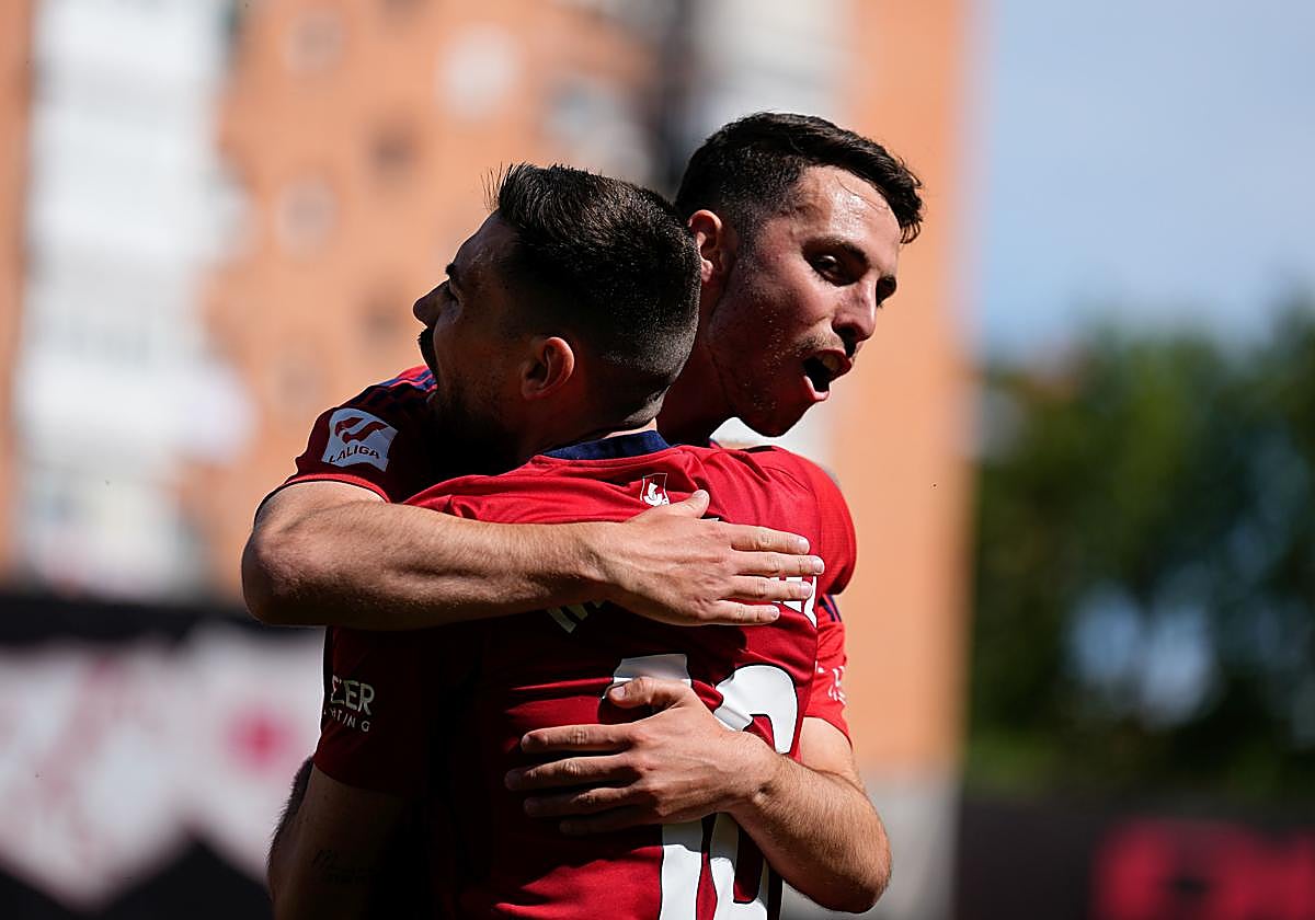 Raúl García de Haro abraza a Moi Gómez tras asistirle en Vallecas.