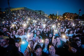 La explanada contigua al Palacio de Congresos de Granada, con seguidores de Saiko.