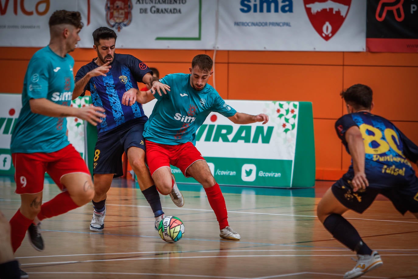 Un jugador del Sima Granada trata de controlar el balón.