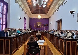 La corporación municipal durante el pleno de abril.