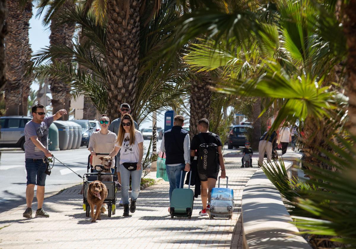 Turistas y locales en el municipio de Almuñécar.