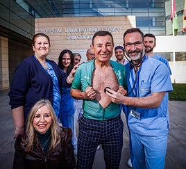 El ciclista granadino Simón Segura rodeado del equipo del Hospital Clínico San Cecilio que le atendió.