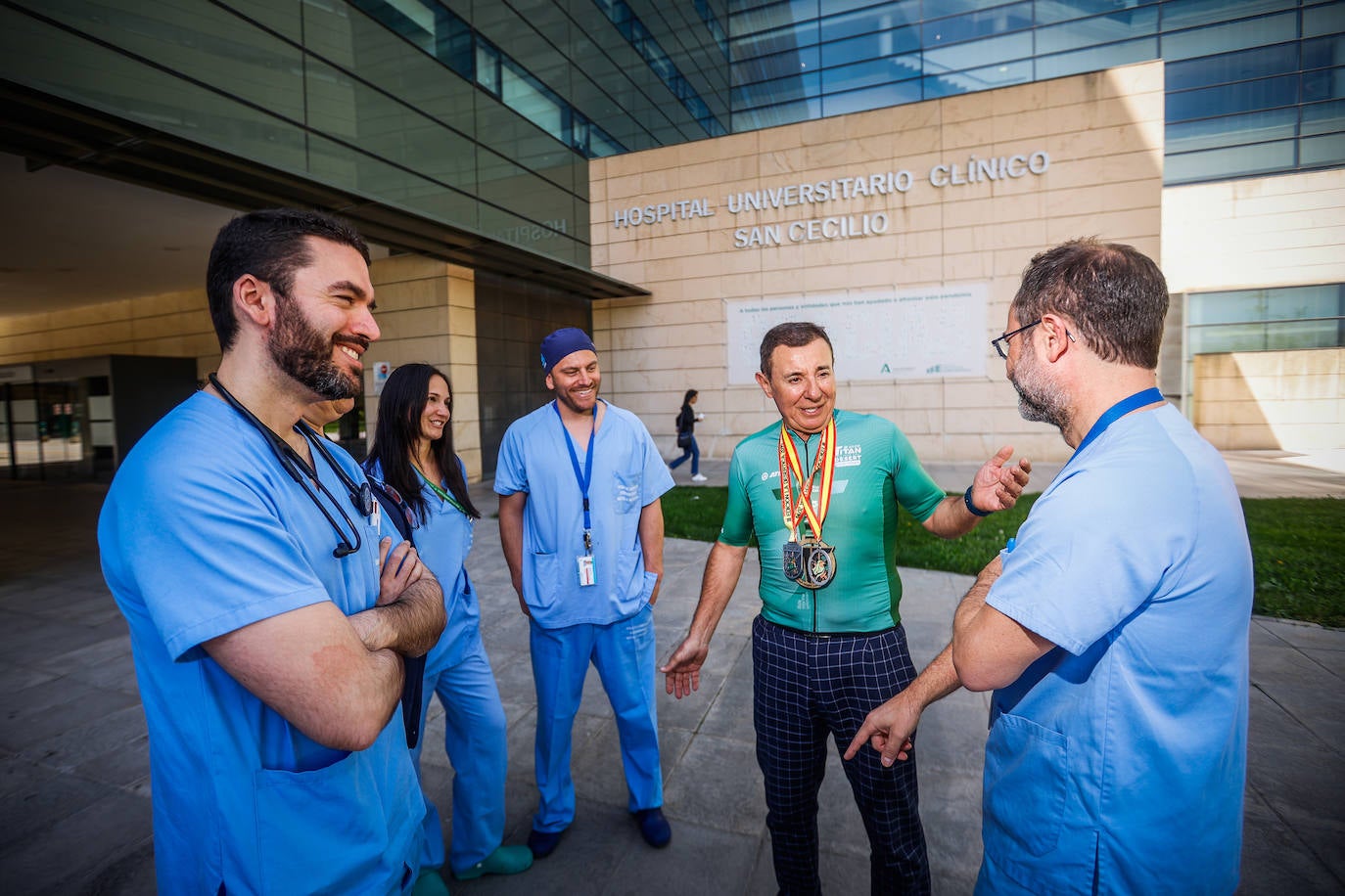 Simón Segura se reencuentra con los profesionales del Clínico San Cecilio.