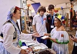 El folclore, la comida y la animación no faltaron en la Feria de las Naciones.