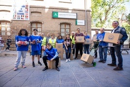 Alumnos del colegio público Tierno Galván, con integrantes de la asociación Inteligencia Límite y voluntarios del Banco de Alimentos, con el material donado.