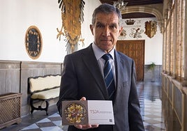 Lorenzo del Río muesstra la memoria del TSJA.