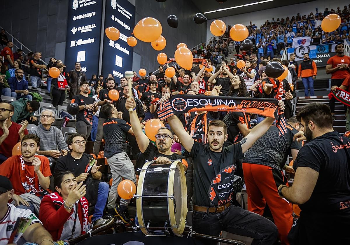 La afición rojinegra, poco antes de que comenzara el partido en el Palacio de los Deportes.