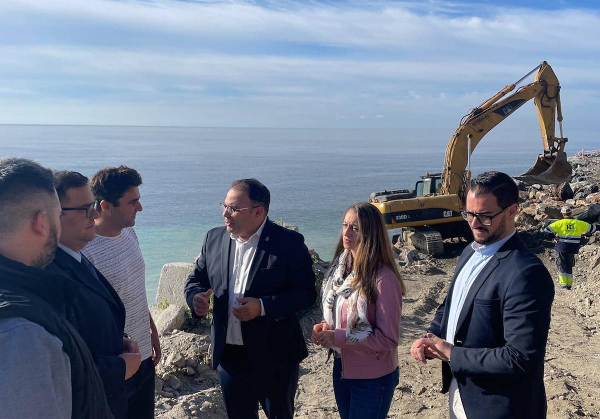 El alcalde sexitano y ediles municipales visitan la zona de obras.