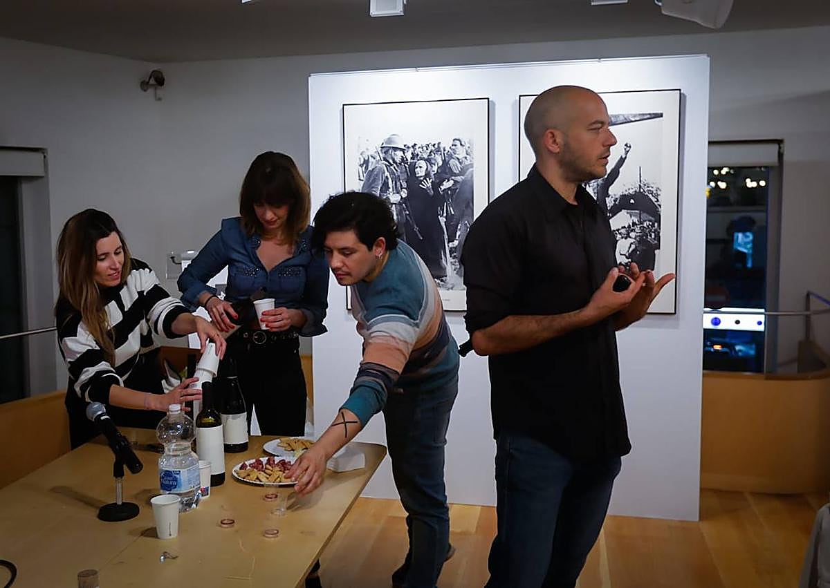 Imagen secundaria 1 - Una novia de despedida de soltera baila al ritmo de los DJ de la tienda oficial del Granada CF. Alfonso Perro Raro durante su conferencia sonre 'Tipos y Tapas'. Una granadina a lomos de una moto de la Policía Local.