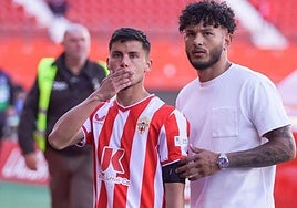 Robertone, con lágrimas, lanza besos a la afición, consolado por Luis Suárez.