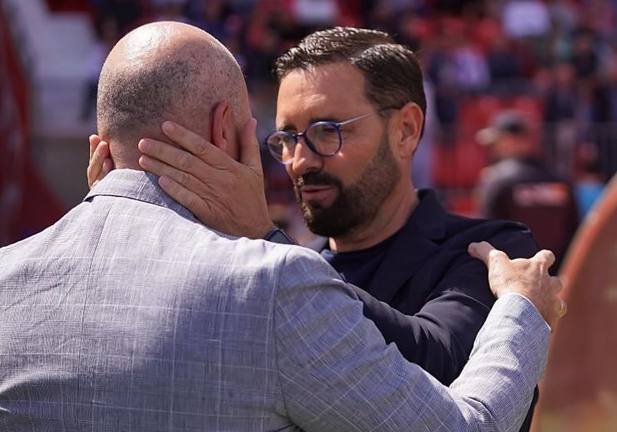 Bordalás y Pepe Mel se saludan durante el partido.