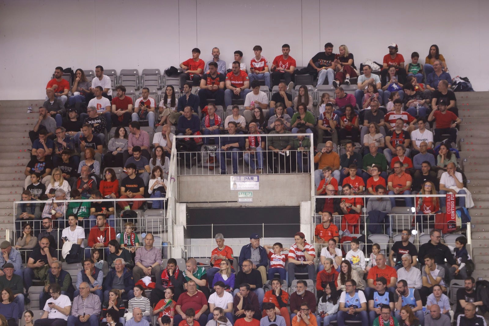 Encuéntrate en la grada durante el Covirán Granada - Breogán