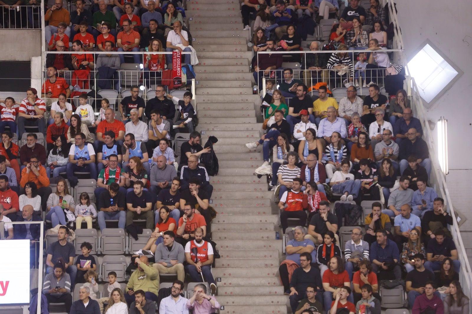 Encuéntrate en la grada durante el Covirán Granada - Breogán
