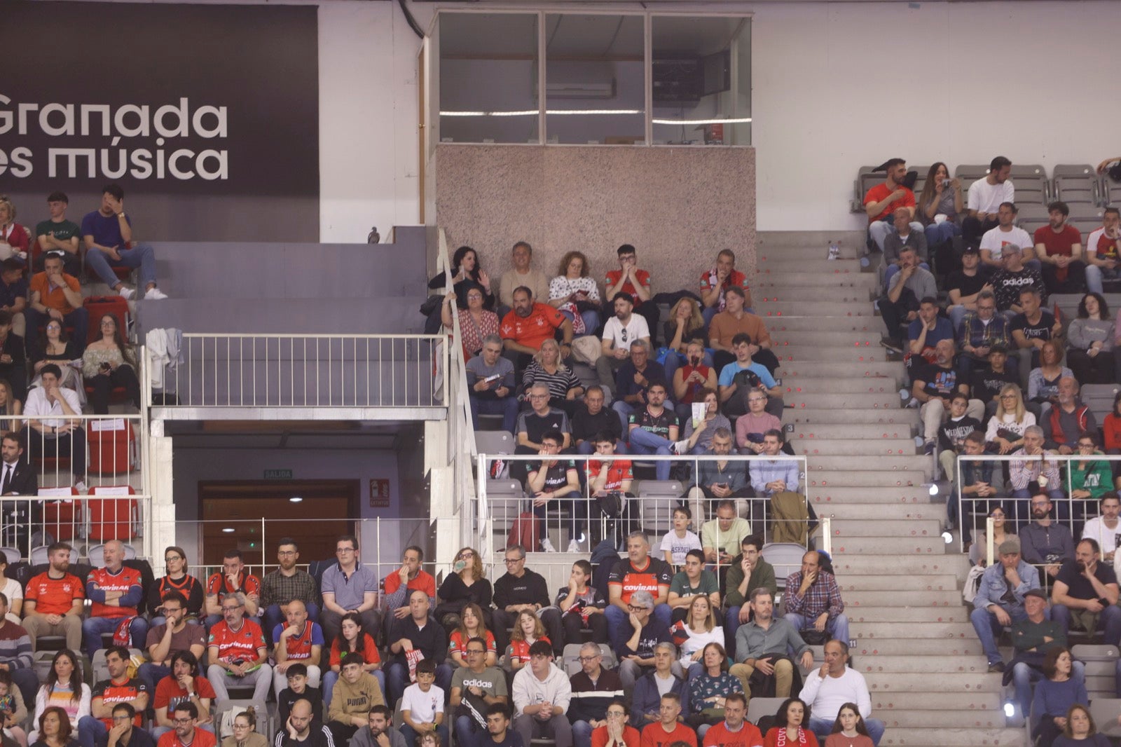Encuéntrate en la grada durante el Covirán Granada - Breogán