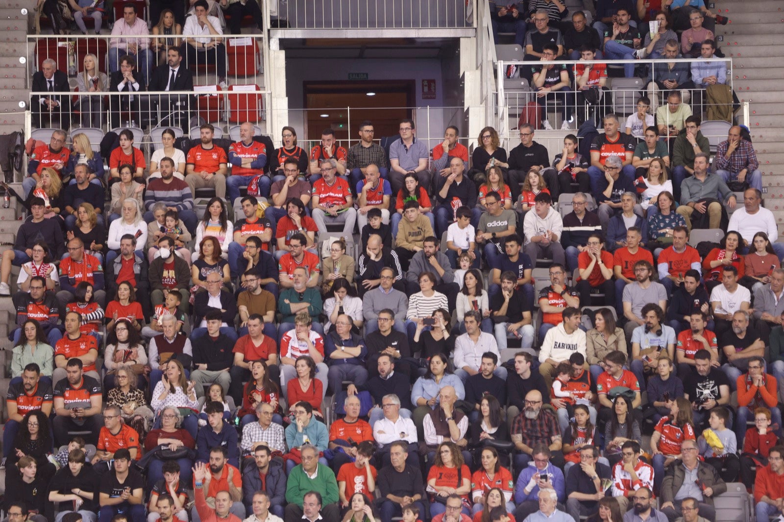 Encuéntrate en la grada durante el Covirán Granada - Breogán