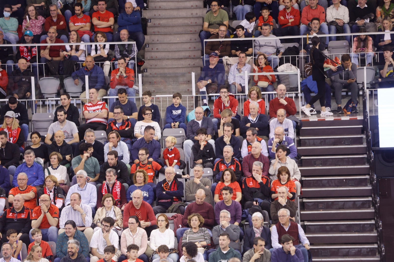 Encuéntrate en la grada durante el Covirán Granada - Breogán