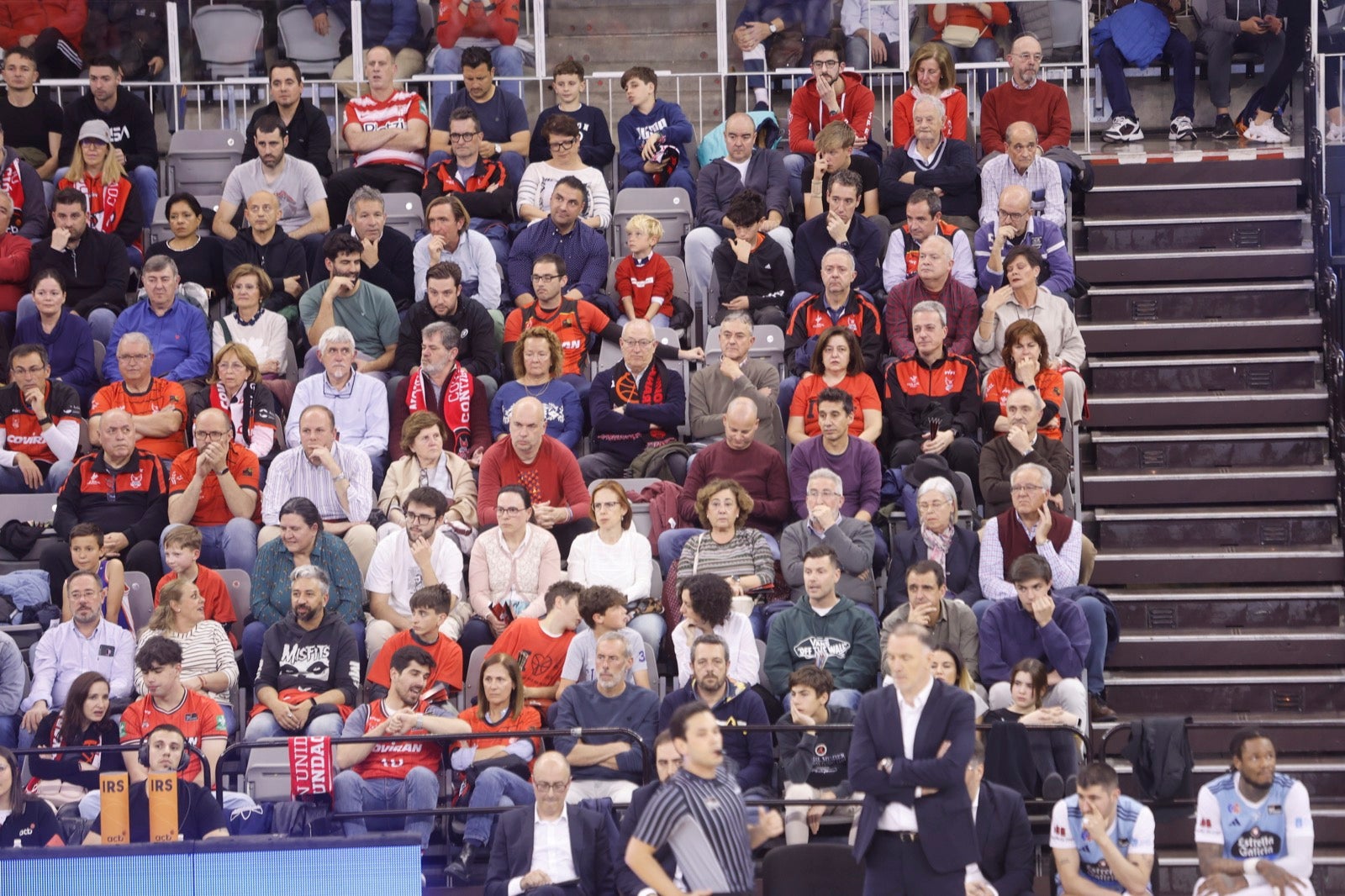 Encuéntrate en la grada durante el Covirán Granada - Breogán