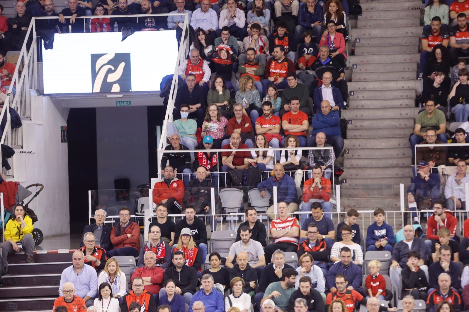 Encuéntrate en la grada durante el Covirán Granada - Breogán
