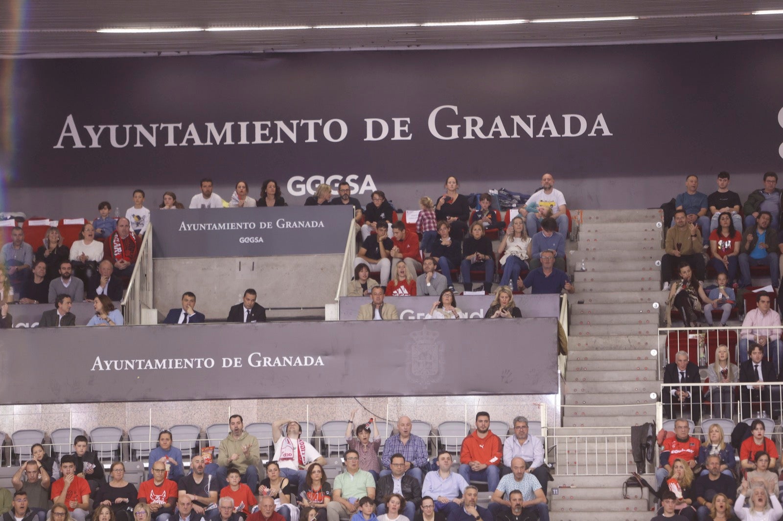 Encuéntrate en la grada durante el Covirán Granada - Breogán