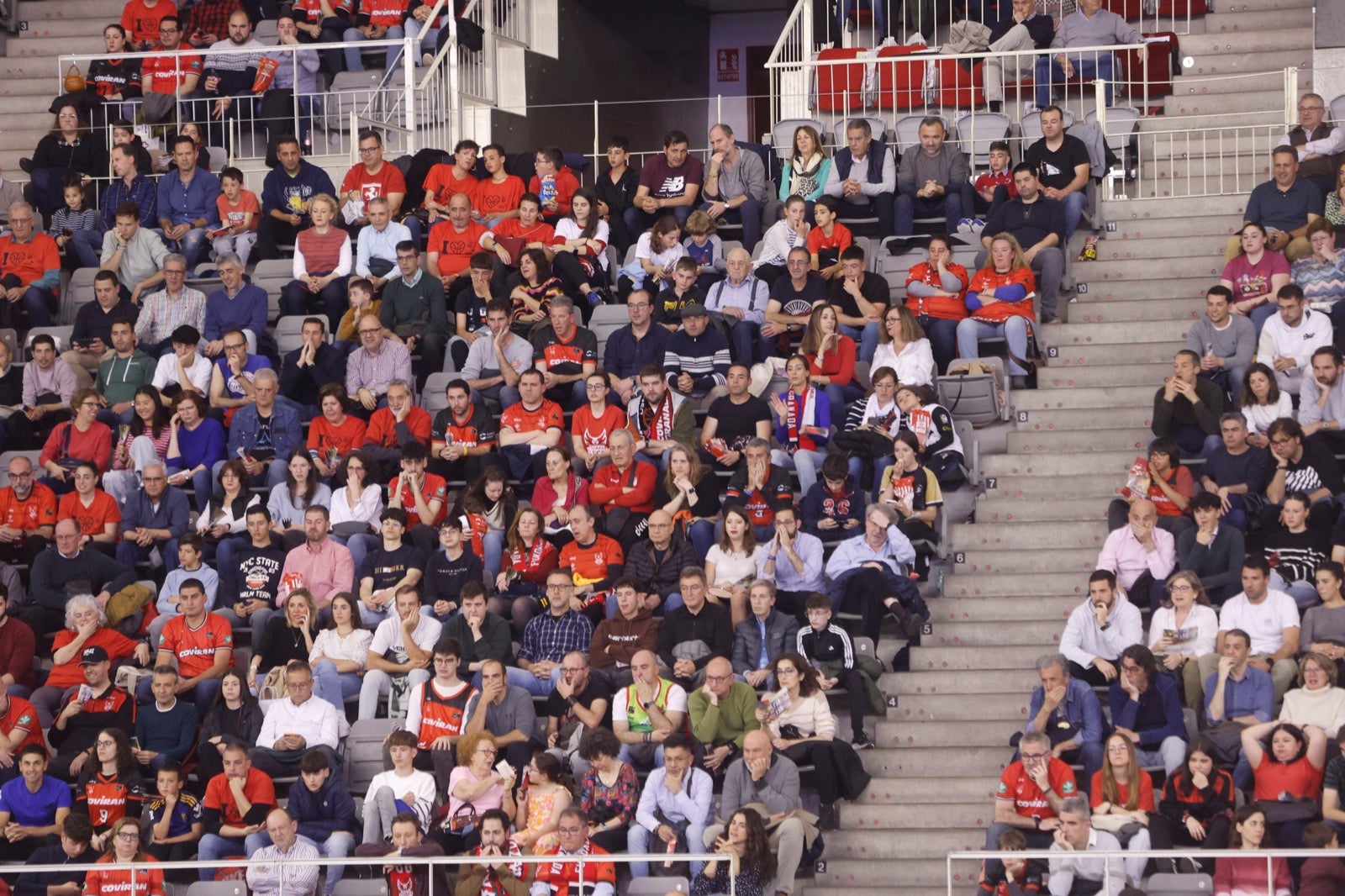 Encuéntrate en la grada durante el Covirán Granada - Breogán