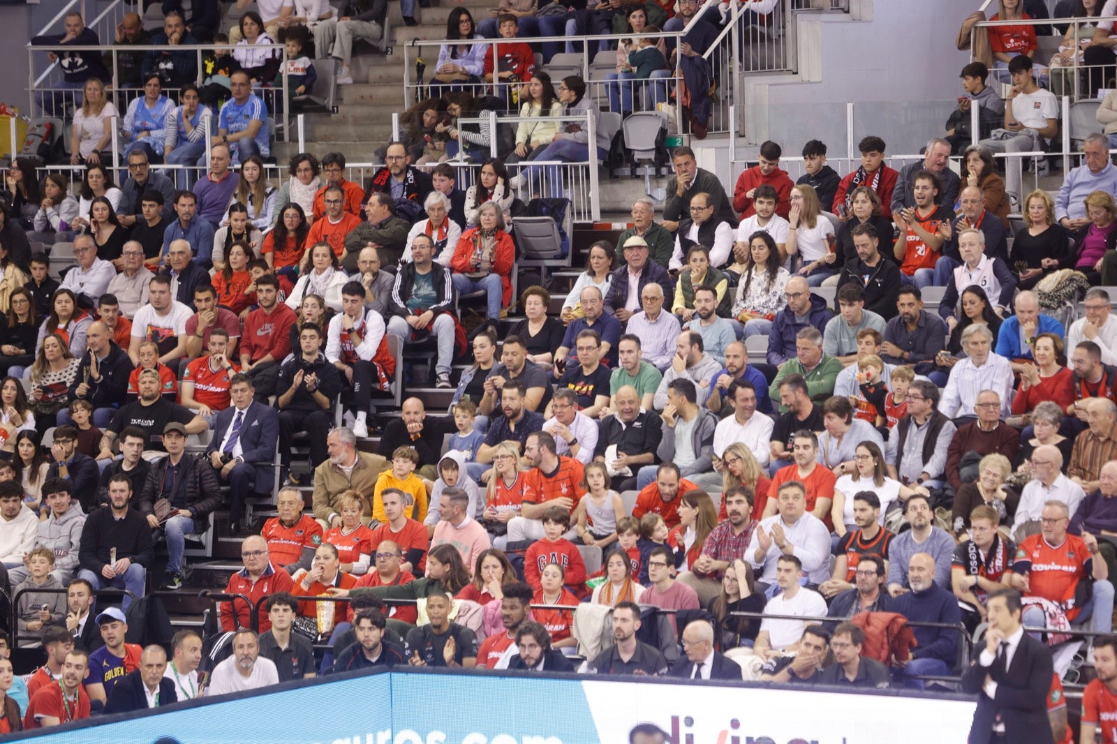 Encuéntrate en la grada durante el Covirán Granada - Breogán