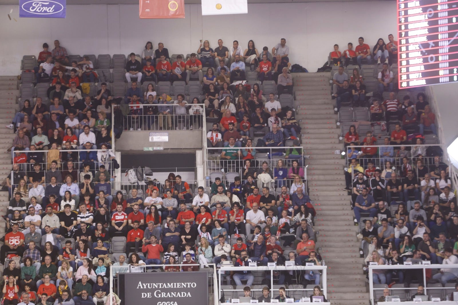 Encuéntrate en la grada durante el Covirán Granada - Breogán