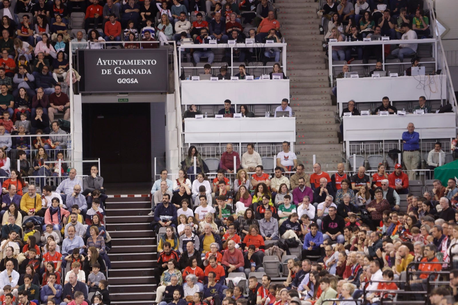 Encuéntrate en la grada durante el Covirán Granada - Breogán