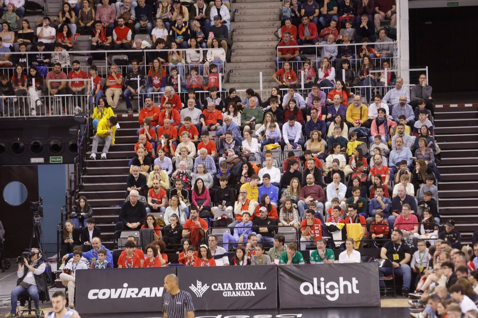 Encuéntrate en la grada durante el Covirán Granada - Breogán