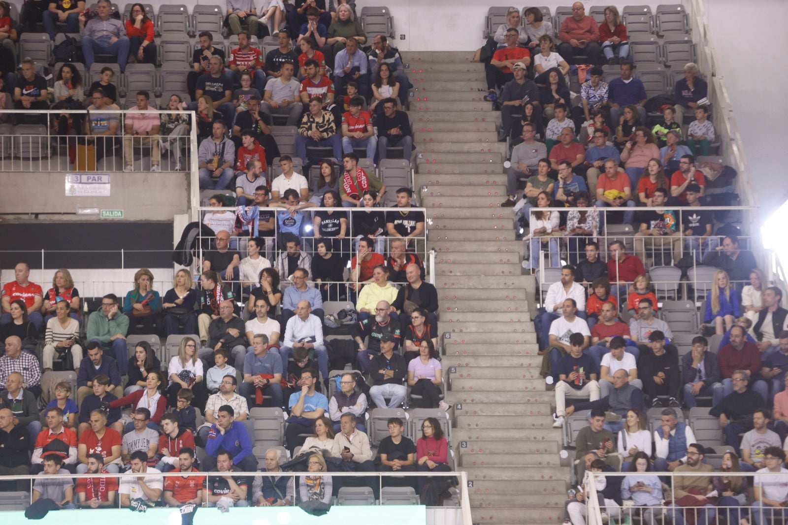 Encuéntrate en la grada durante el Covirán Granada - Breogán