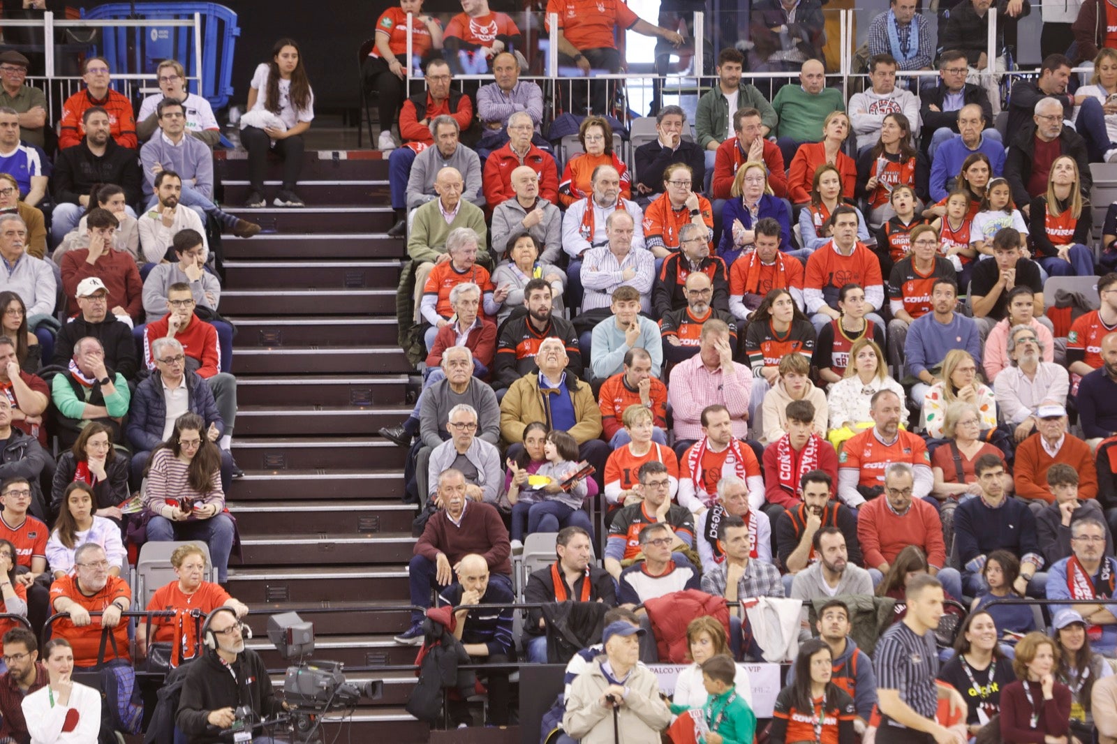 Encuéntrate en la grada durante el Covirán Granada - Breogán