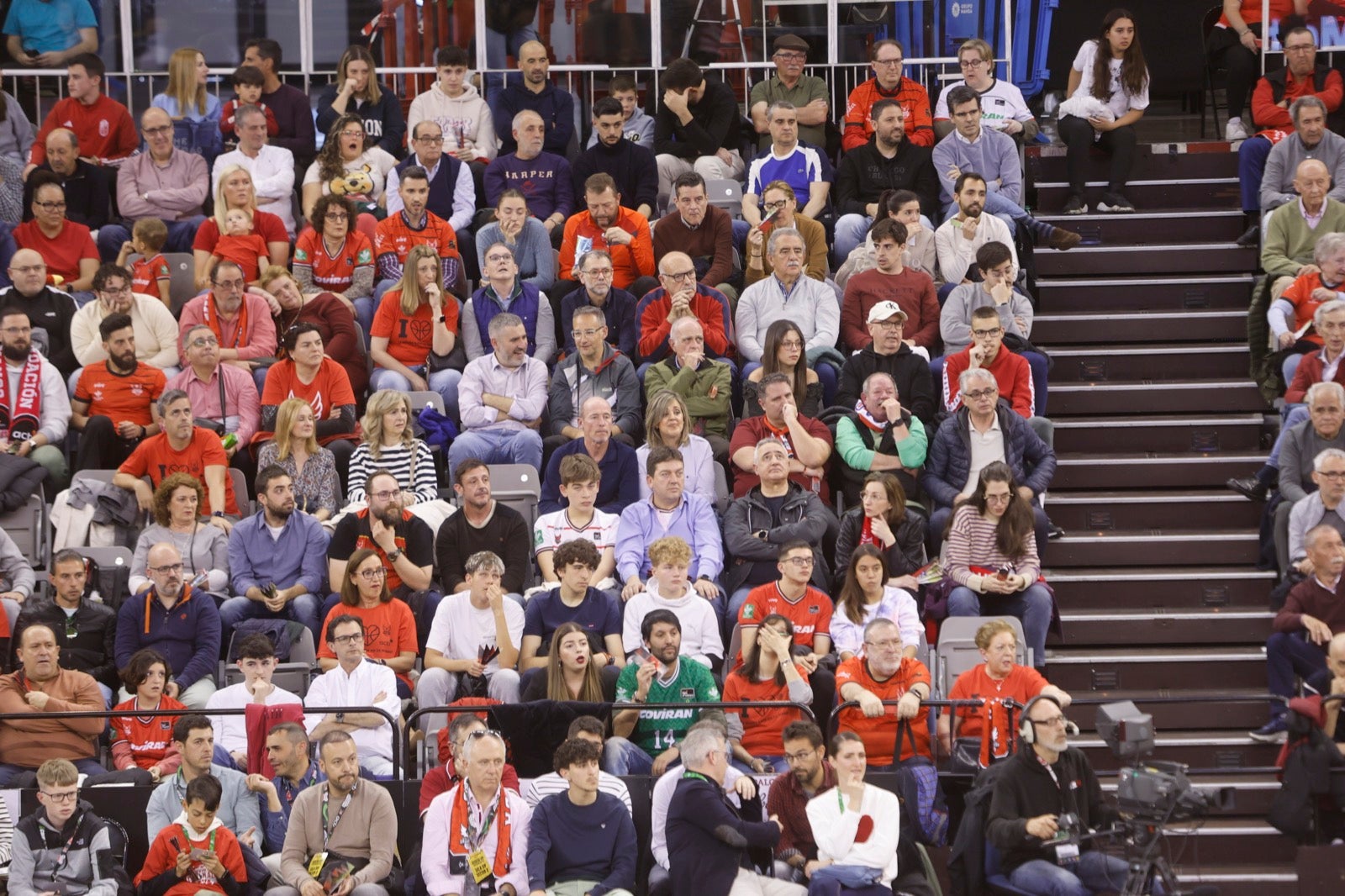 Encuéntrate en la grada durante el Covirán Granada - Breogán