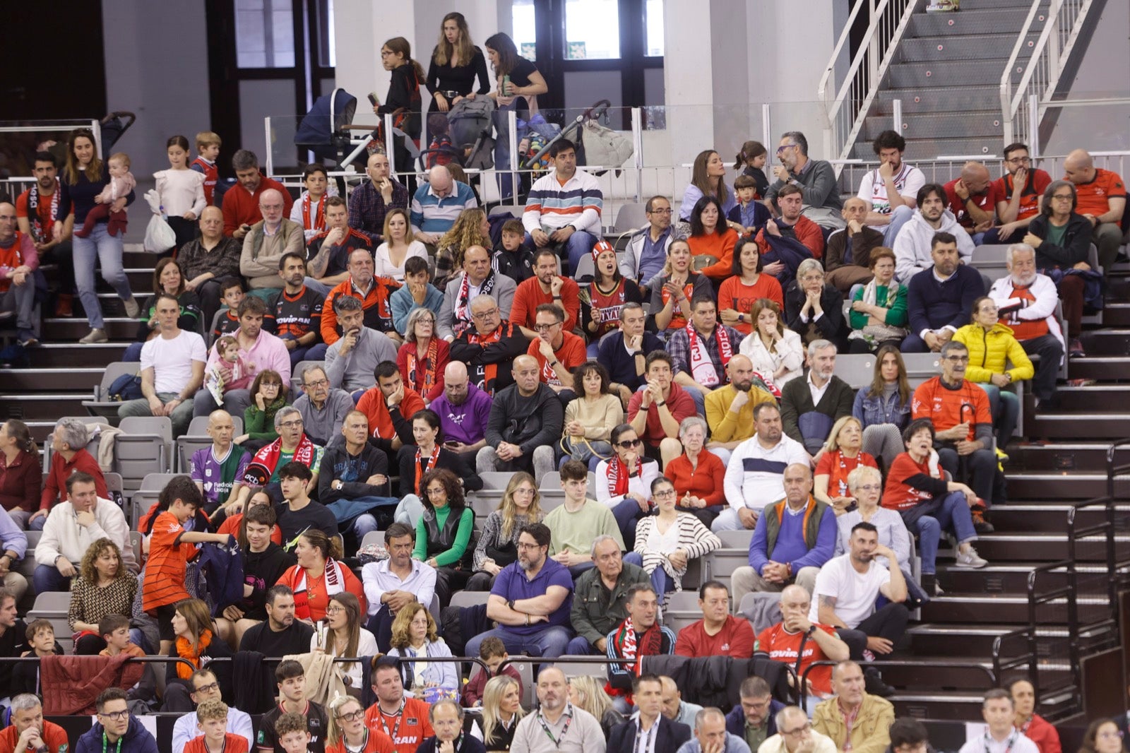 Encuéntrate en la grada durante el Covirán Granada - Breogán