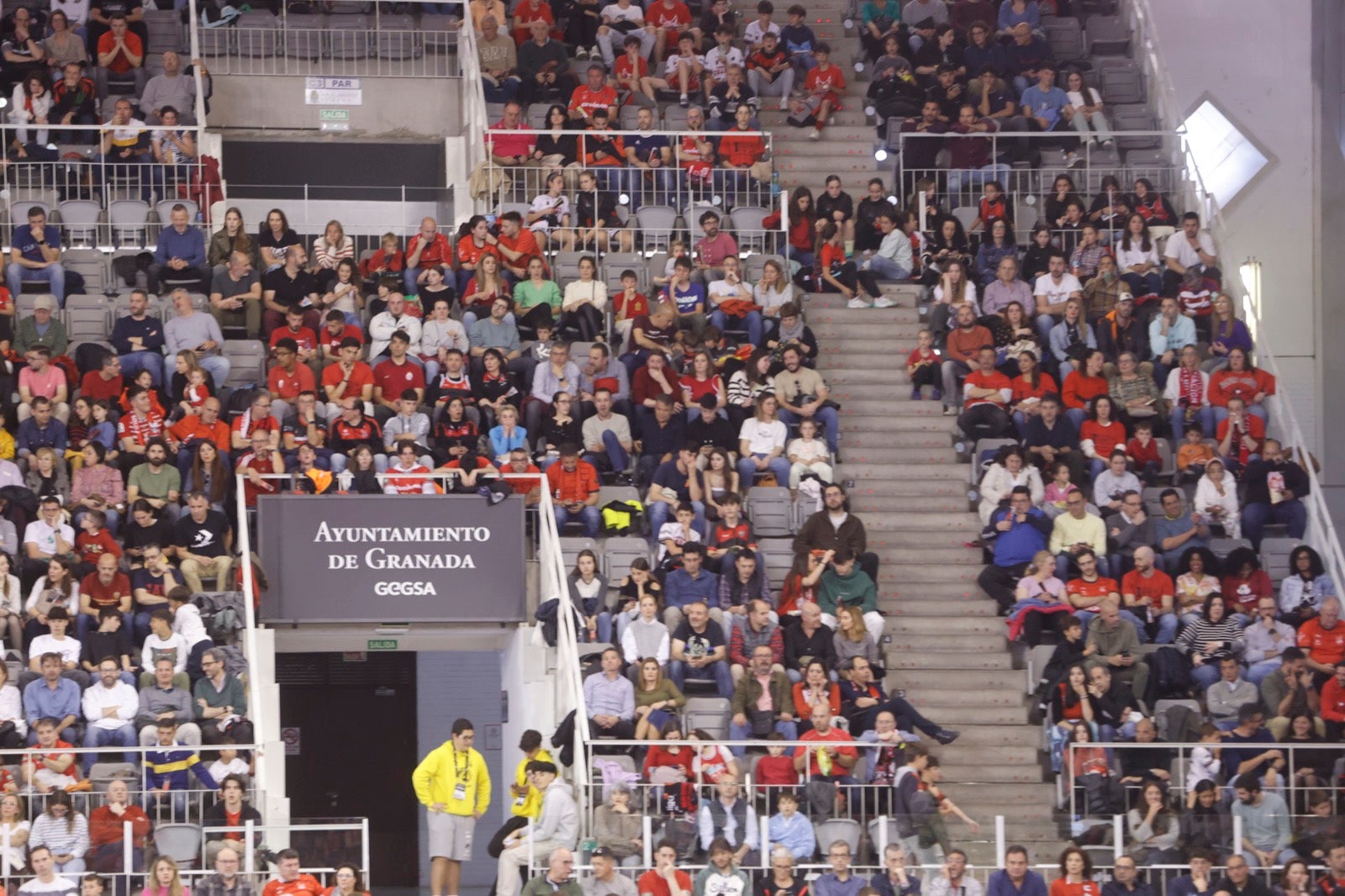 Encuéntrate en la grada durante el Covirán Granada - Breogán