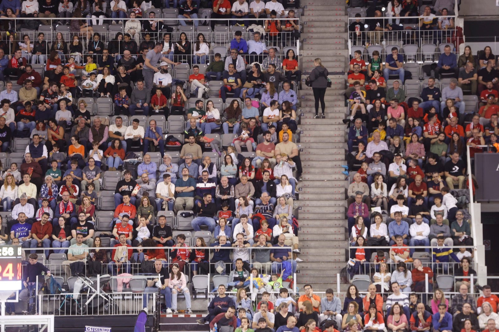 Encuéntrate en la grada durante el Covirán Granada - Breogán