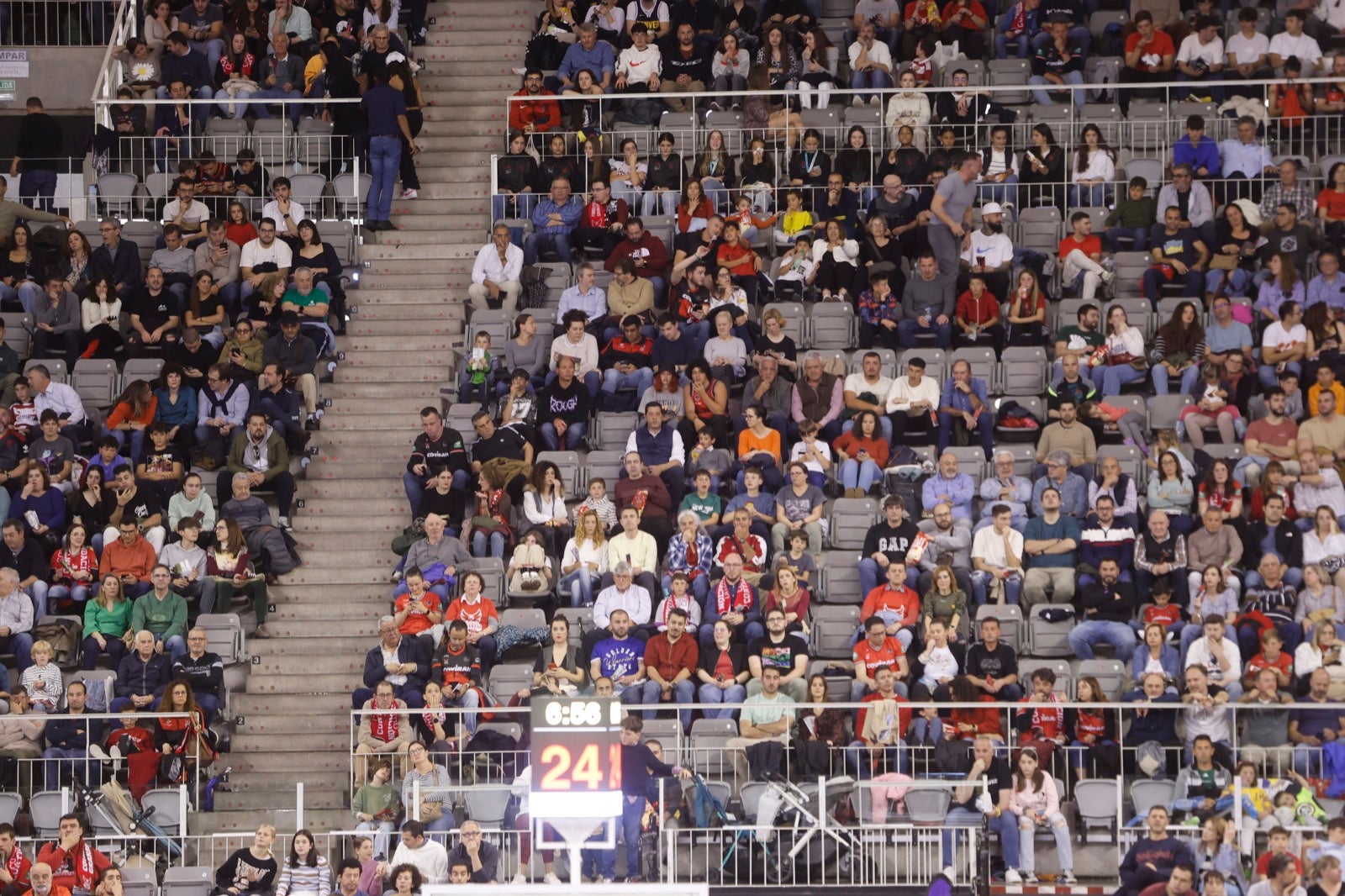 Encuéntrate en la grada durante el Covirán Granada - Breogán