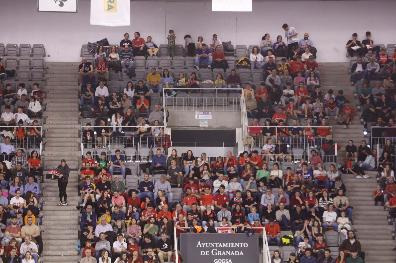 Encuéntrate en la grada durante el Covirán Granada - Breogán