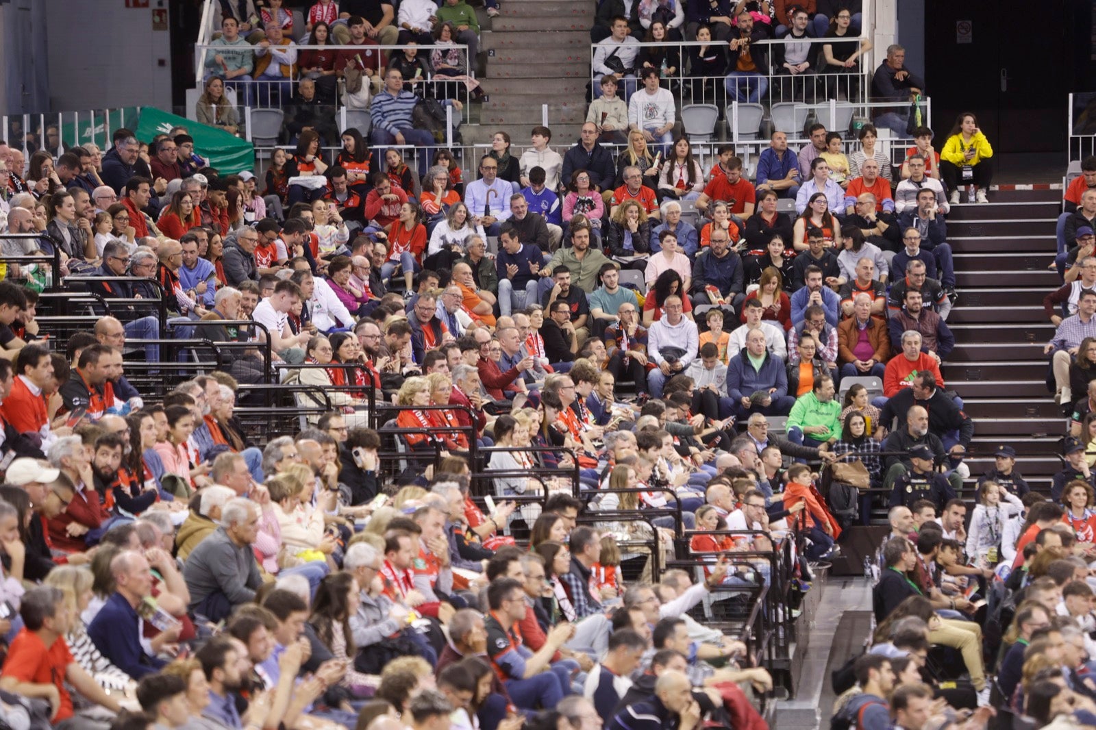 Encuéntrate en la grada durante el Covirán Granada - Breogán