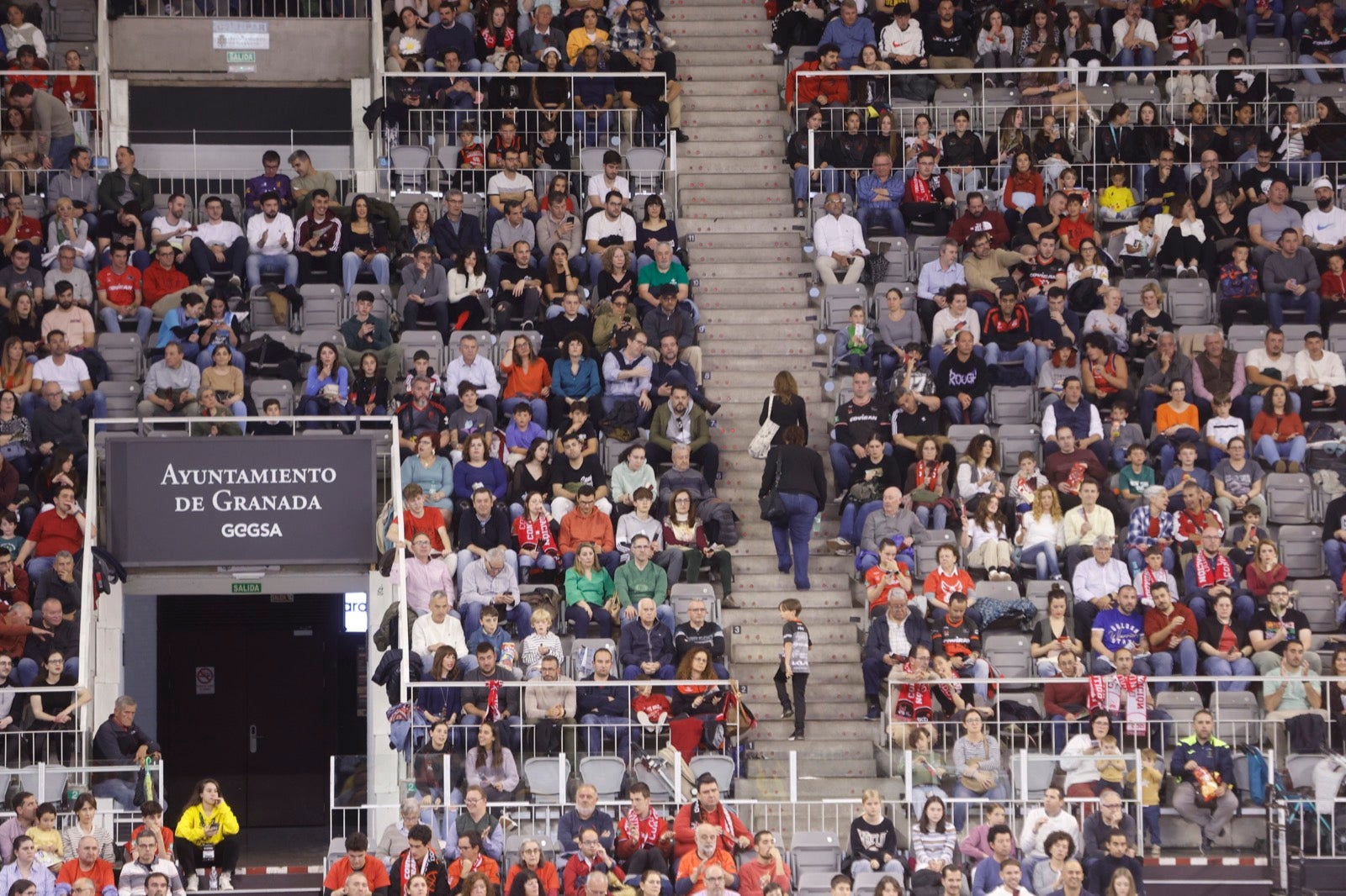 Encuéntrate en la grada durante el Covirán Granada - Breogán