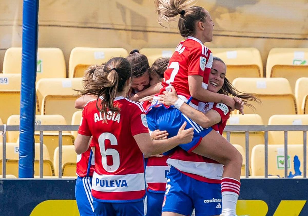 El Granada celebra el tanto de Carlota Suárez.