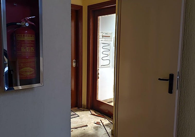 Puerta del piso del Zaidín en el que se regentaba una 'guardería' de marihuana, reventada por la Policía.