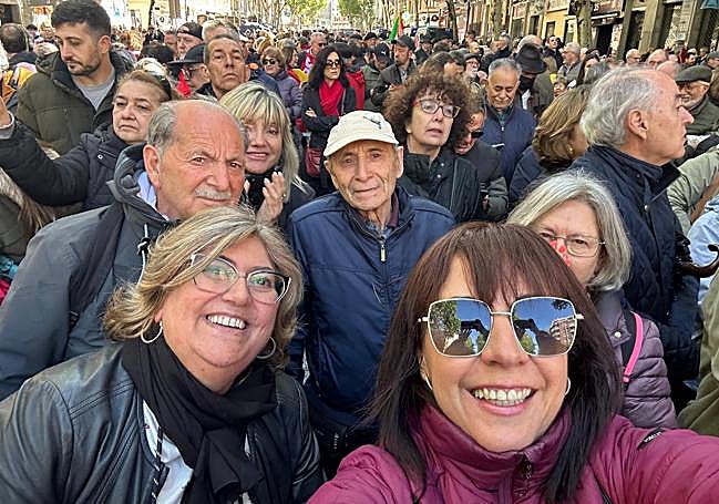 Socialistas de Granada, concentrados en Ferraz en apoyo a Sánchez.