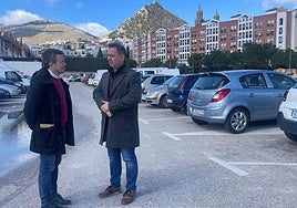Julio Millán y Javier Padorno visitan uno de los aparcamientos.