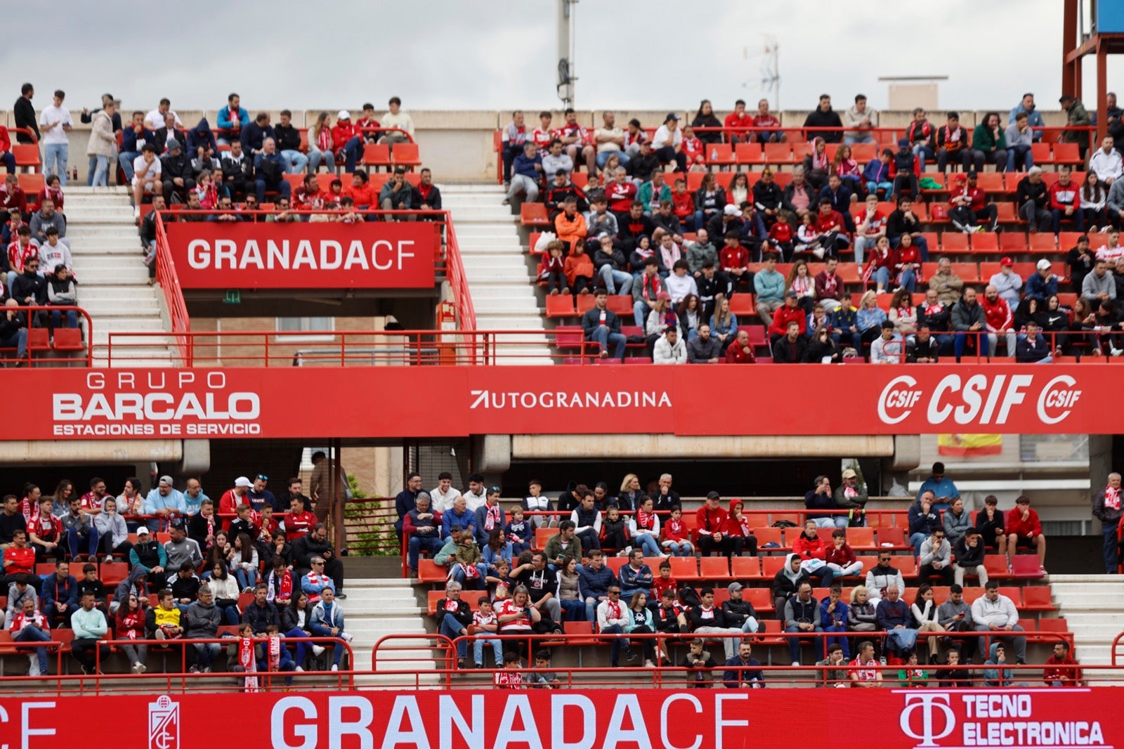 Encuéntrate en la grada en el partido entre Granada y Osasuna