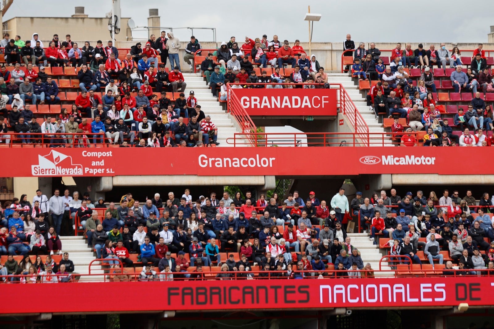 Encuéntrate en la grada en el partido entre Granada y Osasuna