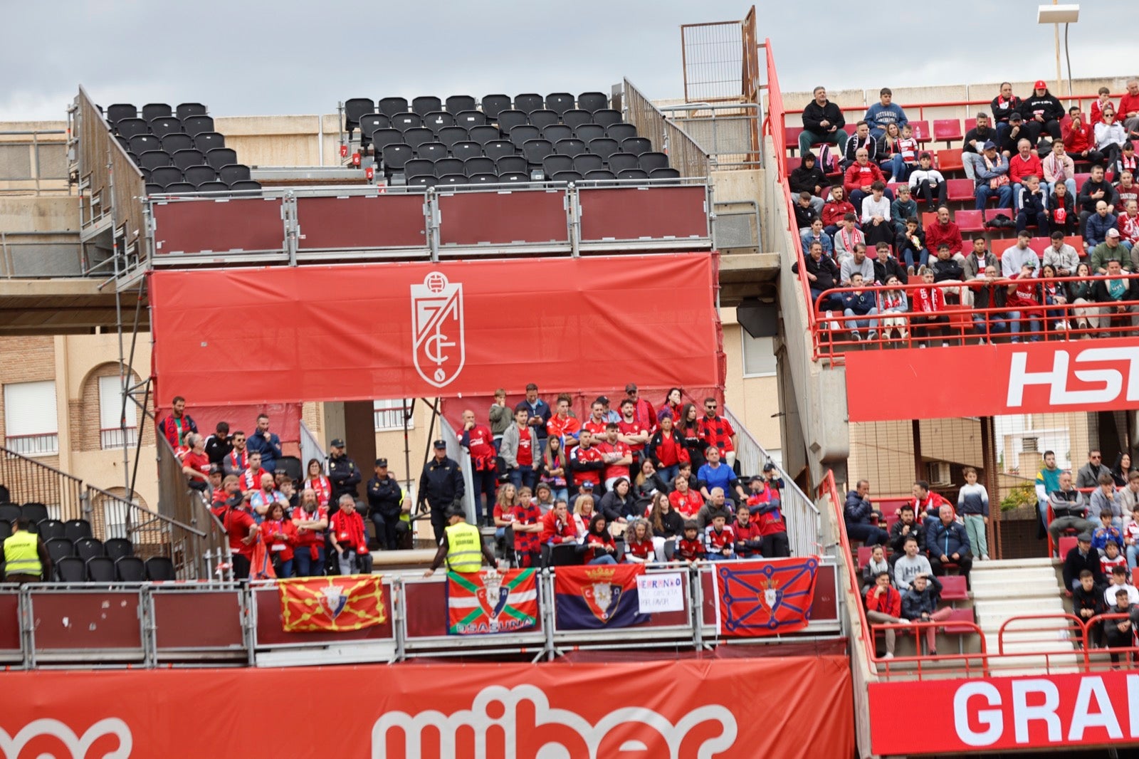 Encuéntrate en la grada en el partido entre Granada y Osasuna
