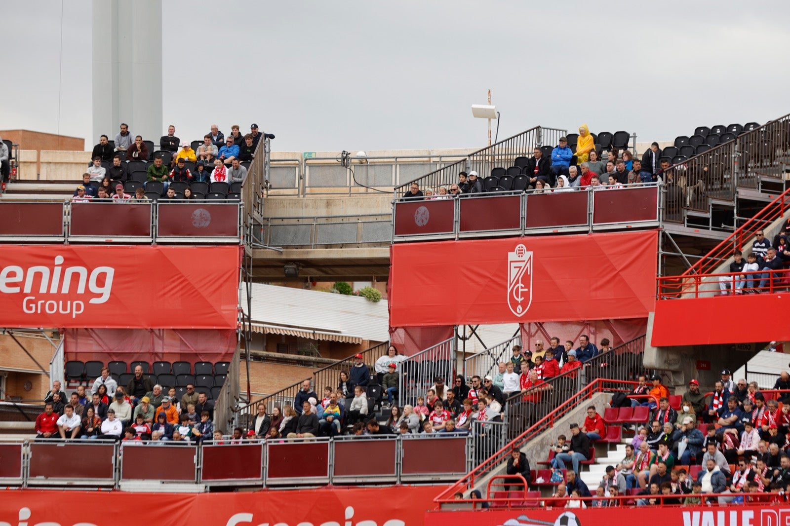 Encuéntrate en la grada en el partido entre Granada y Osasuna