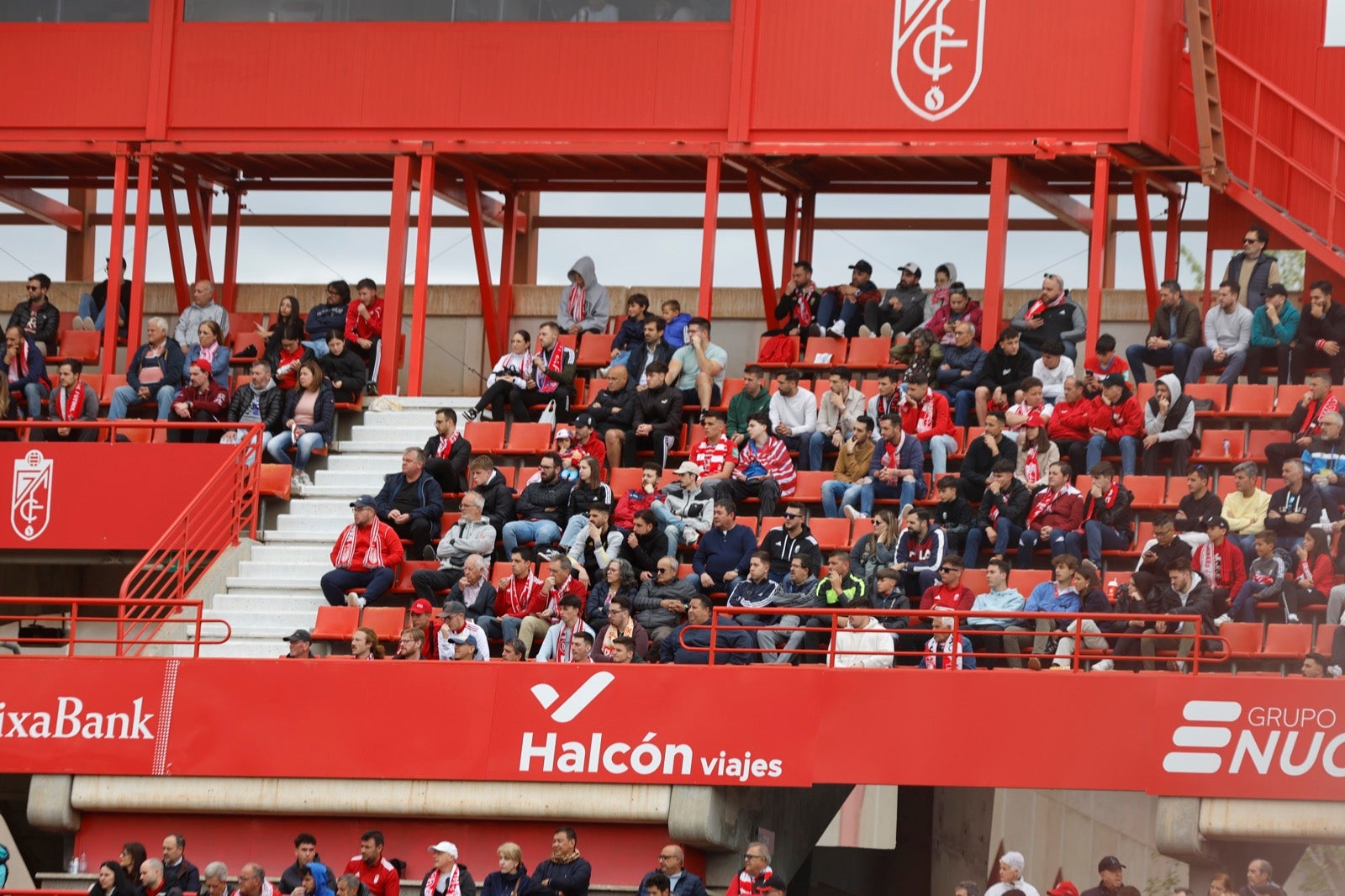 Encuéntrate en la grada en el partido entre Granada y Osasuna