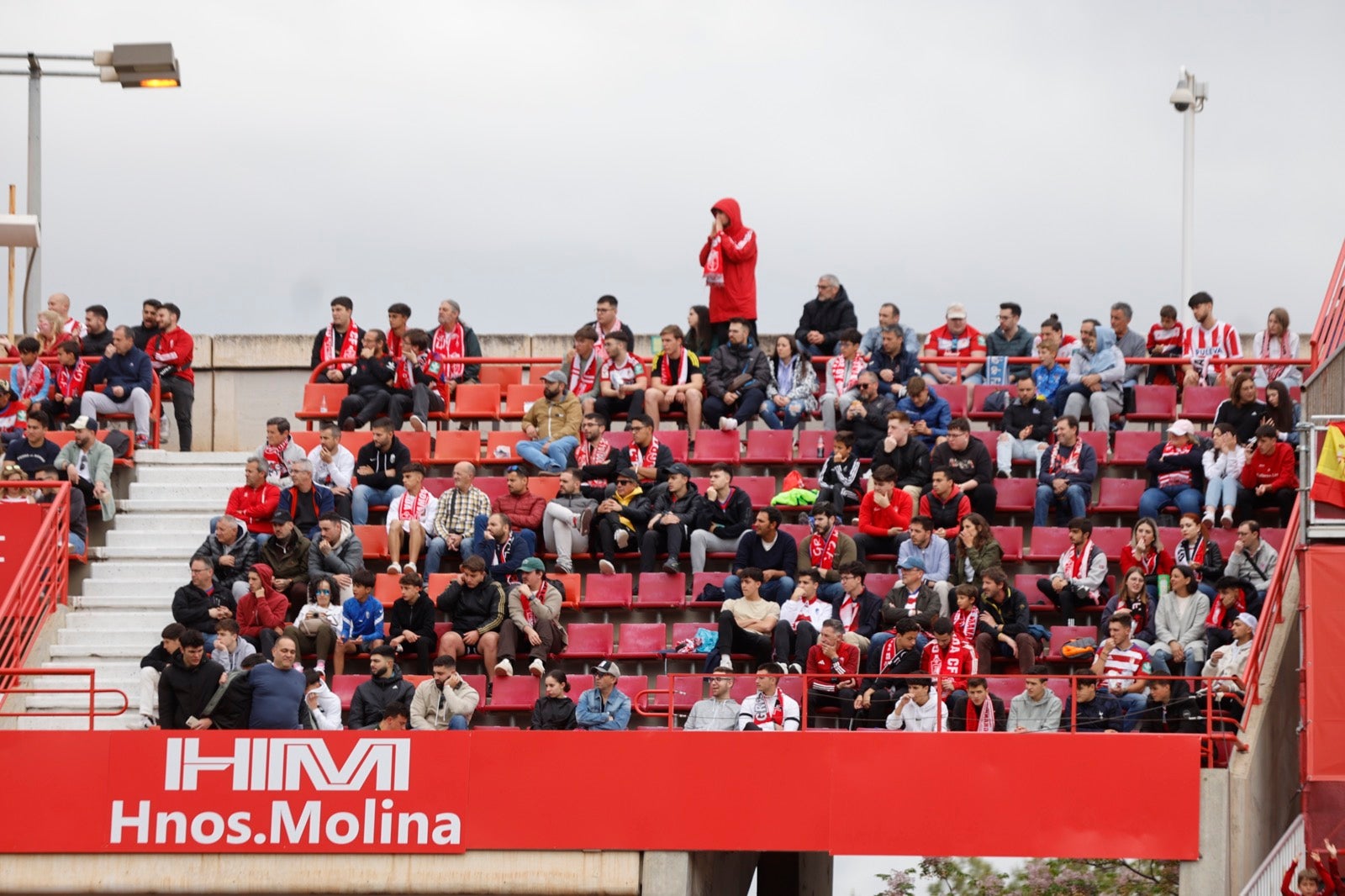 Encuéntrate en la grada en el partido entre Granada y Osasuna